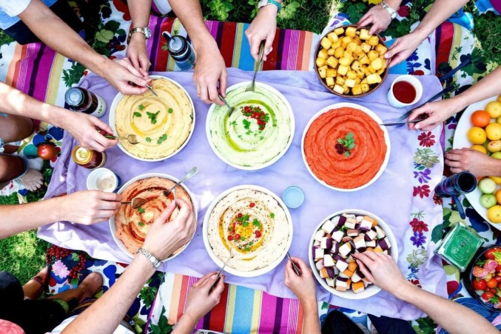 Cet été, tout le monde adopte le houmous coloré : la recette virale, plus fun et vitaminée que le classique.