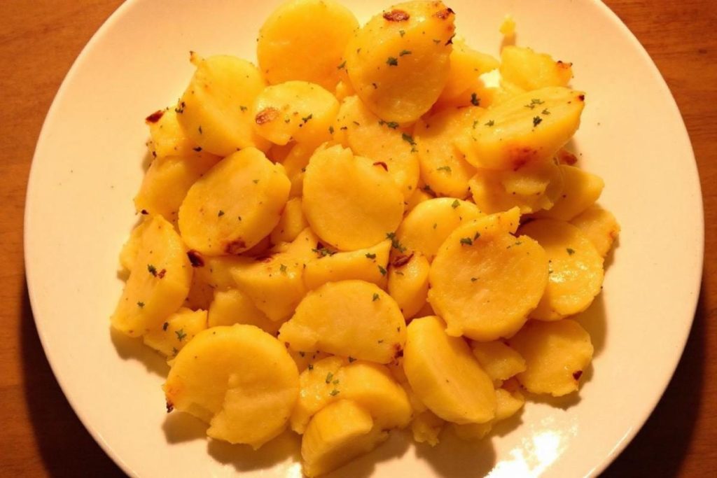 Ce gratin de panais et pommes de terre bien crémeux va illuminer vos soirées froides – plaisir cocooning