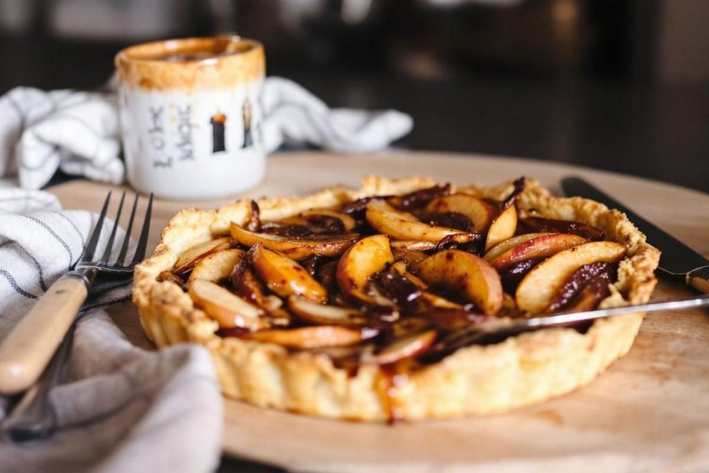 Cette tarte rustique aux pommes caramélisées va égayer vos soirées d’octobre – plaisir cocooning
