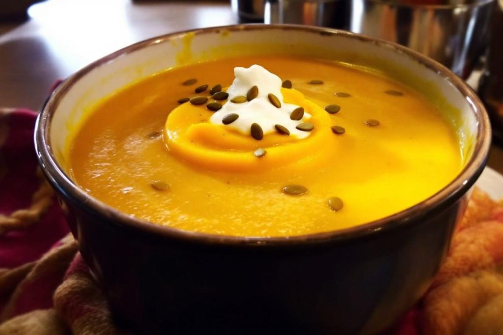 Ce velouté de potimarron d’automne cache une astuce simple : il réchauffe en un instant