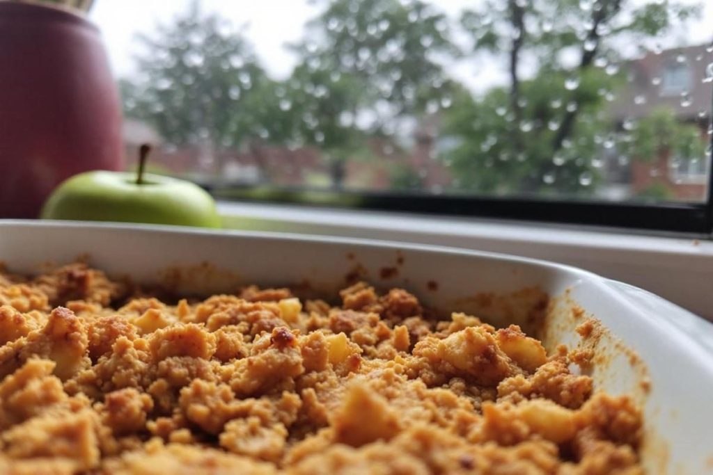 Le dessert que je prépare dès qu’il pleut : ce crumble aux pommes embaume toute la maison