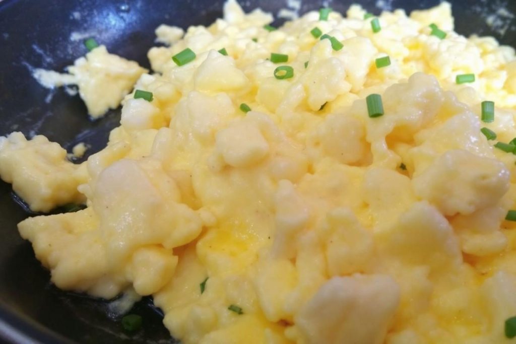 Mon brunch de printemps favori : ces œufs brouillés à la ciboulette sont engloutis sans laisser de trace